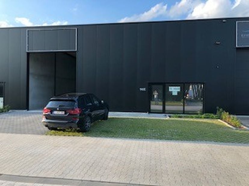 Te huur &lt;br /&gt;
KMO Unit (Bedrijfshal)  Fabriekstraat Pelt &quot;Top ligging&quot;  gelegen naast A24 (Valkenswaard-Hasselt) Naast de op- en afrit  Overpelt fabr